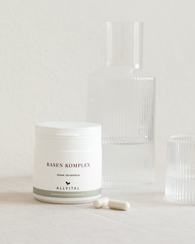 Allvital Basen Komplex enthält basische Mineralstoffverbindungen aus Calcium, Natrium und Magnesium für einen gesunden Säure-Basen-Haushalt.