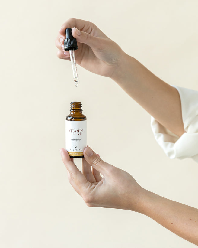 Allvital Vitamin D3 und K2 in öliger Tropfenform. Vitamin D und Vitamin K2 sind fettlösliche Vitamine. Für gesunde Knochen und Zähne, stärkt das Immunsystem.