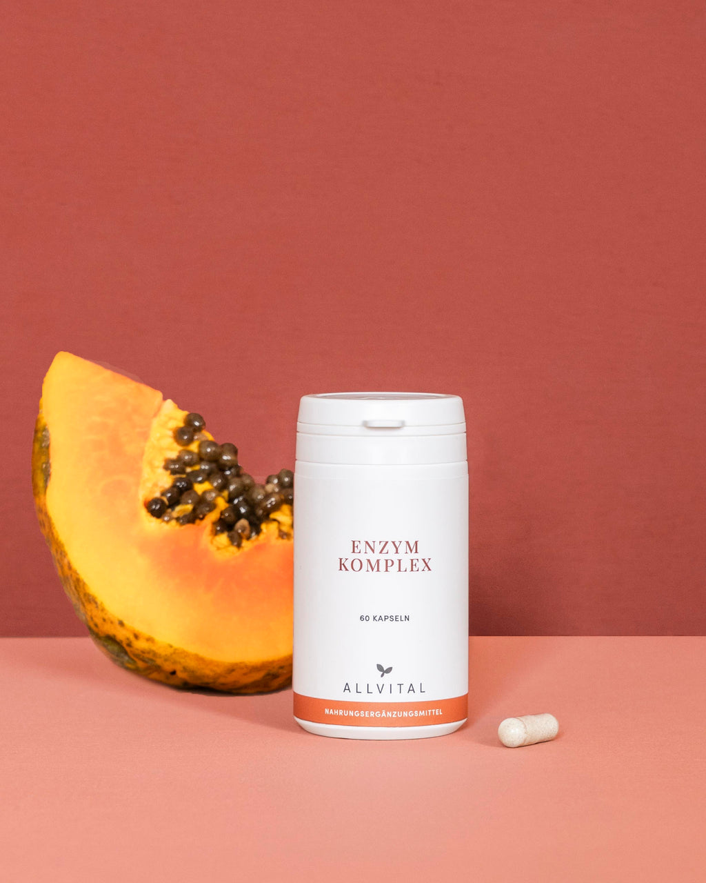 Allvital Enzym Komplex enthält die Verdauungsenzyme Amylase, Protease, Lactase, Lipase und Cellulase sowie sekundäre Pflanzenstoffe und Bitterstoffe.