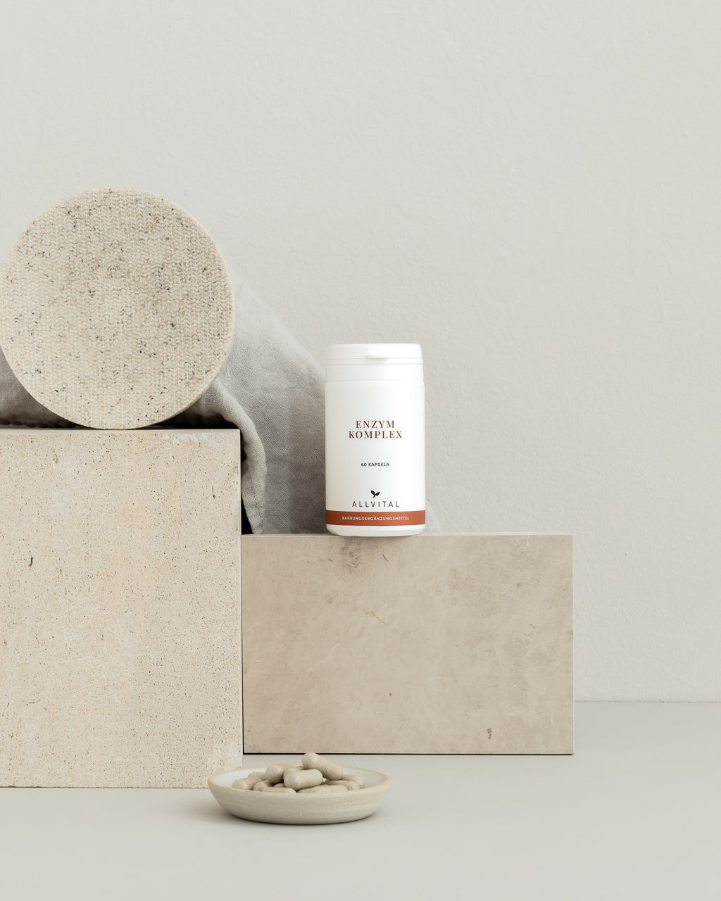 Allvital Enzym Komplex enthält die Verdauungsenzyme Amylase, Protease, Lactase, Lipase und Cellulase sowie sekundäre Pflanzenstoffe und Bitterstoffe.